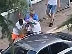 Ağabeyini darbedeni bıçakladı: O anlar kamerada
