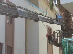 Ağaç budanması için kiralanan vinç yan yattı
