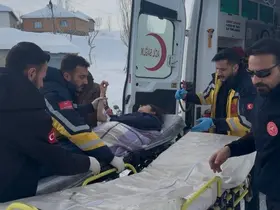 Ağrı Patnos Uzunca köyü’nde zamanla yarış: 15 yaşındaki hasta paletli ambulansla hastaneye götürüldü

