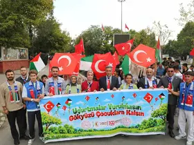 Ağrı’da bin öğrenci Gazze için yürüdü, uçurtmalarını gökyüzüne bıraktı
