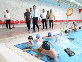 Ağrı’da çocuklar "Yüzme Bilmeyen Kalmasın" projesiyle havuzla buluşuyor
