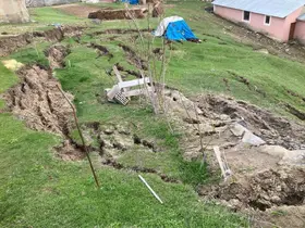 Ağrı’da heyelan evlerin çevresinde yarıklar oluşturdu
