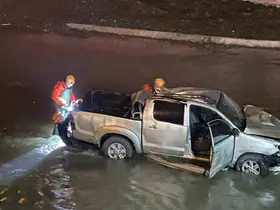 Ağrı’da Murat Nehri’ne uçan pikaptaki 5 kişi yaralı kurtarıldı

