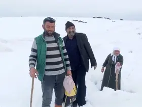 Ağrı’da Nisan karı köy yollarını kapattı
