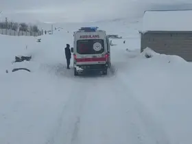 Ağrı’da yolların açılmasıyla hastalar hastaneye ulaştırıldı
