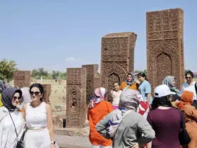 Ahlat Selçuklu Meydan Mezarlığı ziyaretçi akınına uğradı
