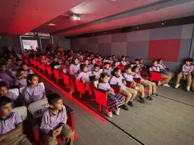 Ahlatlı çocuklar TRT sinema tırıyla sinema heyecanı yaşadı
