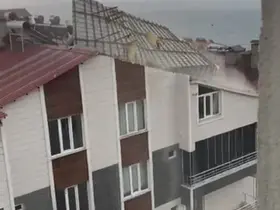 Ahlat’ta fırtına çatıları uçurdu
