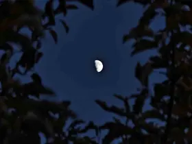 Ahlat’ta yarım ay manzarası hayran bıraktı
