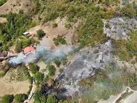 Ahşap evden ormanlık alana sıçrayan yangın kontrol altına alındı
