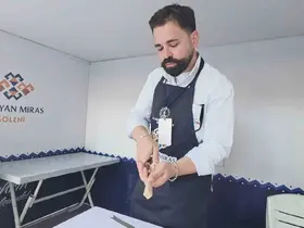 Ahşap kaşık oyma sanatçısı, geleneksel sanatı günümüz formlarıyla buluşturuyor
