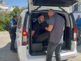 Ailesiyle yolda yürüyen adamı bacaklarından vuran şüpheli adliyeye sevk edildi
