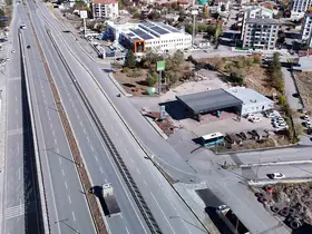 Akaryakıt istasyonuna giden yollar kapatıldı, işletmecisi uçan arabalar istedi

