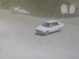 Akaryakıt istasyonunda korkutan kaza: Otomobil şarampole düştü
