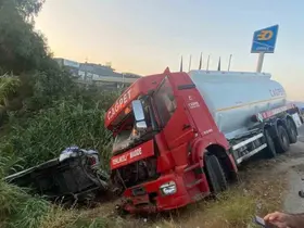 Akaryakıt tankeri ile minibüs çarpıştı: 4 yaralı
