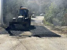 Akçakoca’da köy yollarında asfalt yama çalışması
