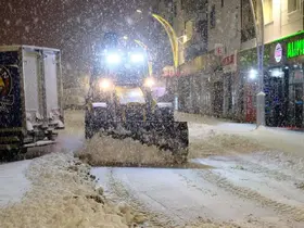 Akdağmadeni Belediyesi ekipleri kar mesaisinde

