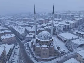Akdağmadeni Belediyesi ekipleri karla mücadele için sahada
