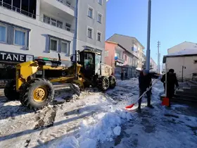 Akdağmadeni Belediyesi ekipleri yoğun kar mesaisinde
