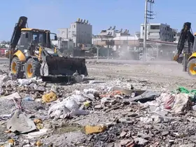 Akdeniz Belediyesi 4 mahalleden 20 kamyon atık topladı

