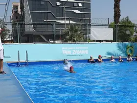 Akdeniz’de 450 çocuk hem serinledi hem yüzme öğrendi
