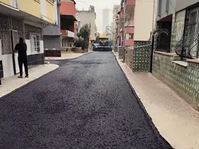 Akdeniz’de sokaklar sıcak asfaltla yenileniyor
