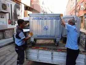 Akdeniz’de yıpranan çöp konteynerleri yenileniyor
