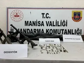 Akhisar’da tarihi eser ve ruhsatsız silah ele geçirildi
