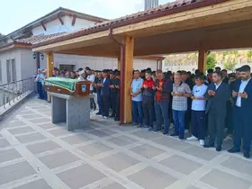Akranı tarafından bıçakla öldürülen çocuk son yolcuğuna uğurlandı
