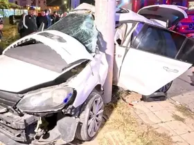 Aksaray’da feci kaza: Otomobil direğe ok gibi saplandı