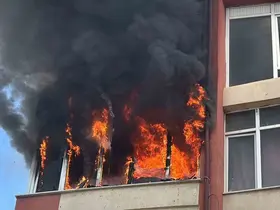 Aksaray’da korkutan yangın, daire alev alev yandı