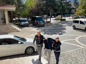 Akşehir'de sahte kimlikle yakalanan şahıstan uyuşturucu hap çıktı