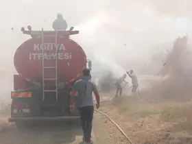 Akşehir’de göl kenarındaki kamış deposu alevlere teslim oldu
