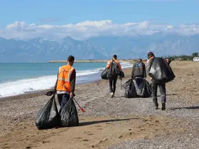 Aksu Belediyesi’nden Kumköy Sahili’nde temizlik çalışması
