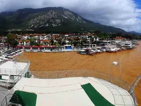 Akyaka’da denizin rengi kahverengiye döndü
