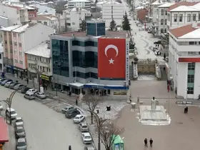 Alaca Belediyesi hizmet binasına dev Türk bayrağı astı
