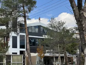 Alacağı için yarı çıplak çatıya çıktı, 3 saat ikna edilmeye çalışıldı