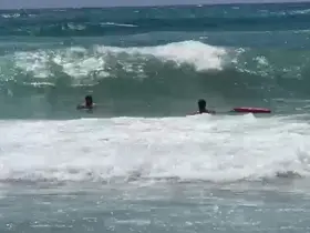 Alanya’da boğulma tehlikesi geçiren tatilciyi cankurtaranlar kurtardı

