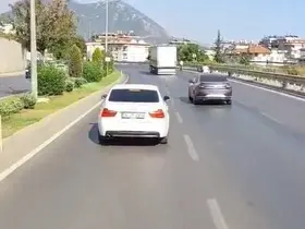 Alanya’da itfaiyeye yol vermeyen sürücü cep telefonu kamerasında
