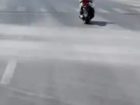 Alanya’da motosikletlinin tehlikeli hareketleri kamerada
