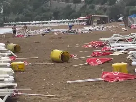 Alanya’da şiddetli rüzgar sahili savaş alanına çevirdi: Şezlonglar metrelerce sürüklendi
