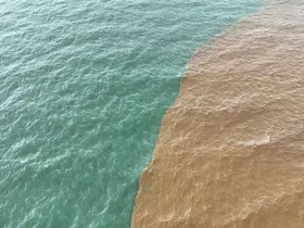 Alanya’da toz taşınımı ve sağanak yağış denizin rengini değiştirdi
