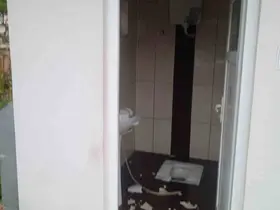 Alanya’da umumi tuvaletin camları ve seramiklerini kırdılar
