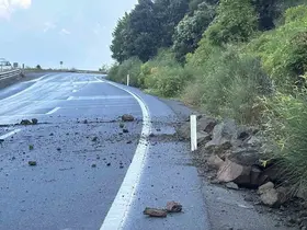 Alaplı-Akçakoca yolunda heyelan ulaşımı aksattı
