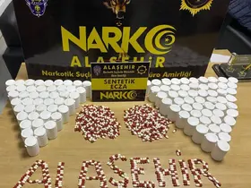 Alaşehir’de araçta binlerce sentetik ecza ele geçti: 2 tutuklama
