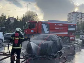 Alev alan elektrikli otomobil yangın battaniyesiyle söndürüldü
