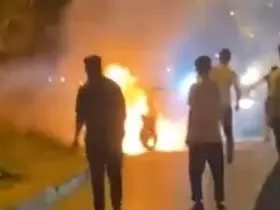 Alev alan motosikleti, kırık ayağıyla koşarak yetişen yardımsever kurtardı
