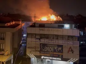 Alevlere teslim olan çatı güçlükle söndürüldü
