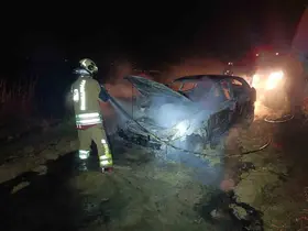 Alevlere teslim olan otomobil kullanılmaz hale geldi
