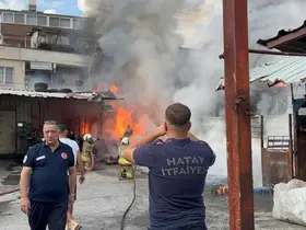 Alevlerin yükseldiği iş yeri yangını evlere sıçramadan kontrol altına alındı
